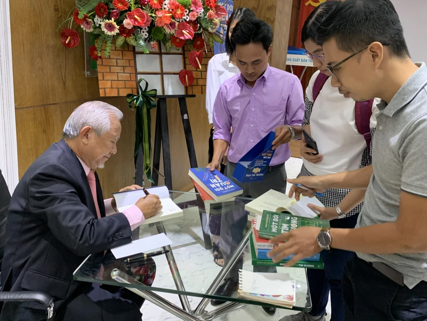 Giáo sư Phan Văn Trường và bộ ba 'Một đời...'