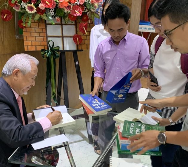 Giáo sư Phan Văn Trường và bộ ba ‘Một đời…’