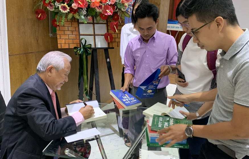 Giáo sư Phan Văn Trường và bộ ba ‘Một đời…’